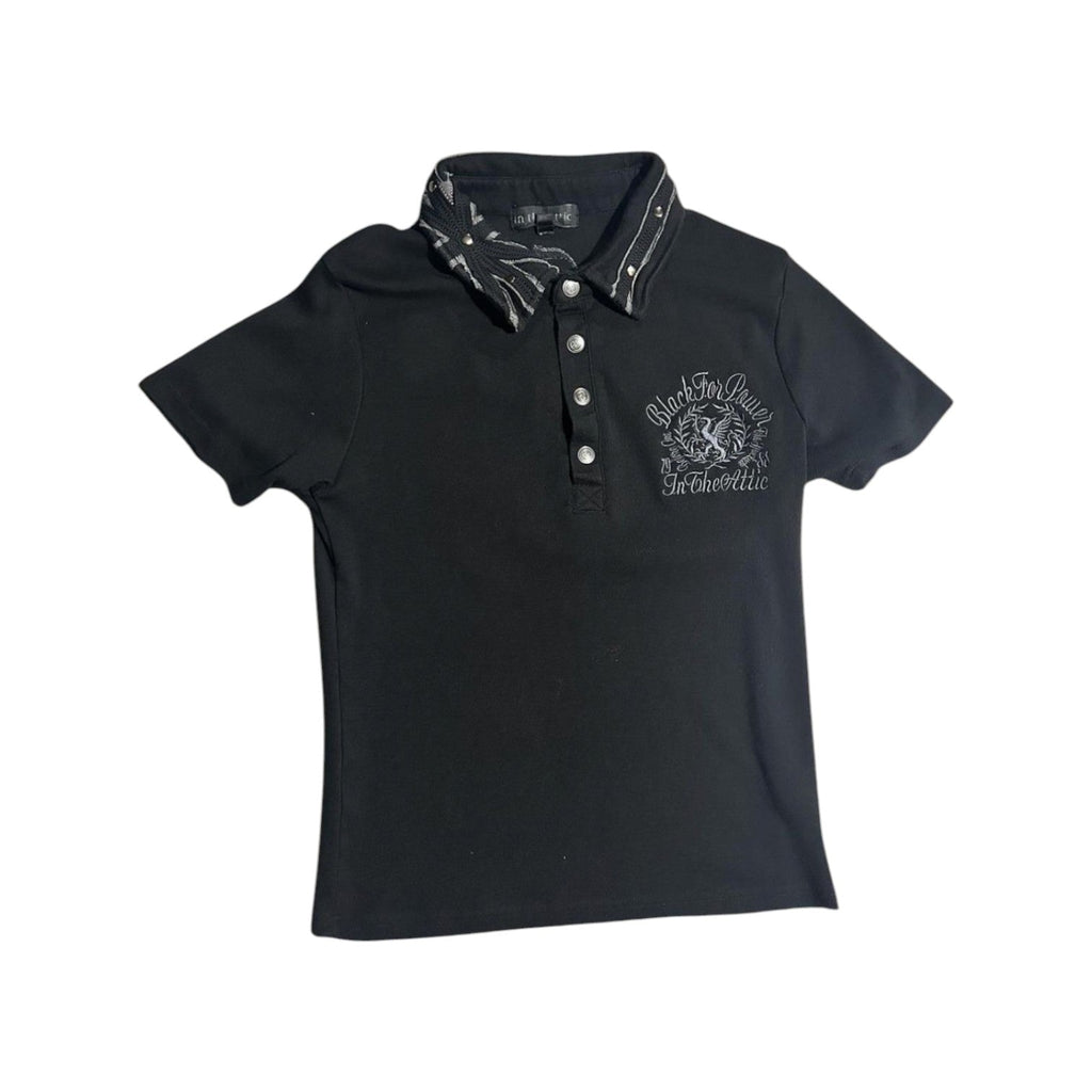 ‘ENGLAND’ polo in black. Embroidered crest at the chest and collar.